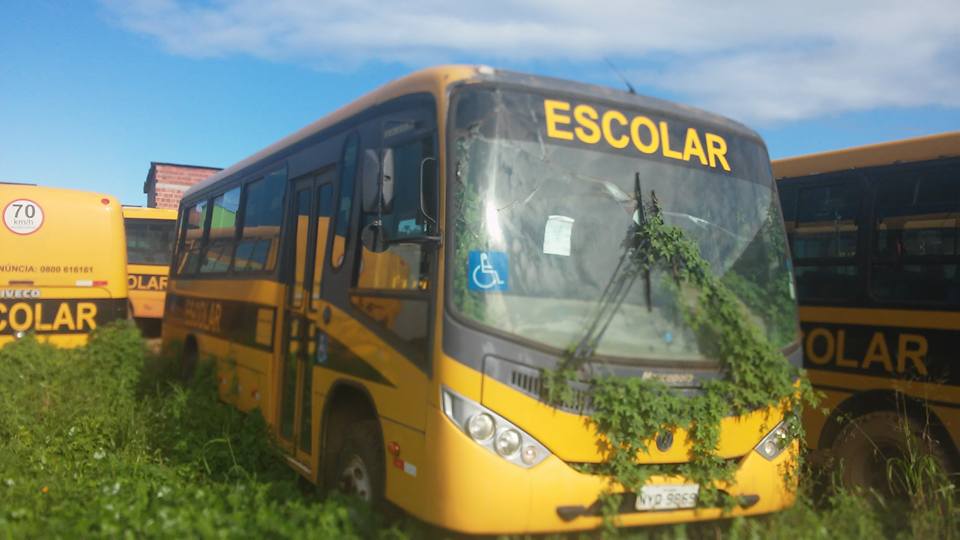 Ônibus do transporte escolar abandonados na gestão de Jabes Ribeiro. Foto de 6 de junho de 2016.